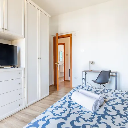 - Parcheggio Gratuito