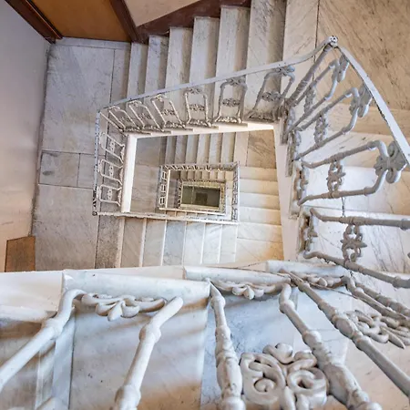 - Parcheggio Gratuito *